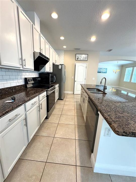 Под контрактом: $3,000 (4 спален, 3 ванн, 2286 Квадратных фут)