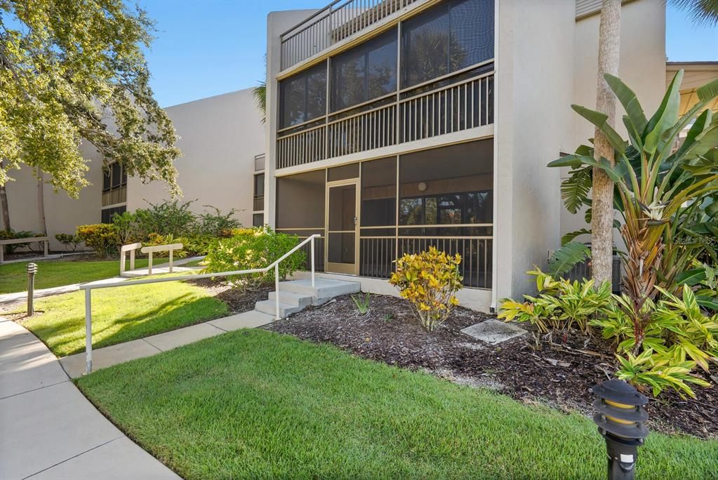 Под контрактом: $440,000 (2 спален, 1 ванн, 860 Квадратных фут)