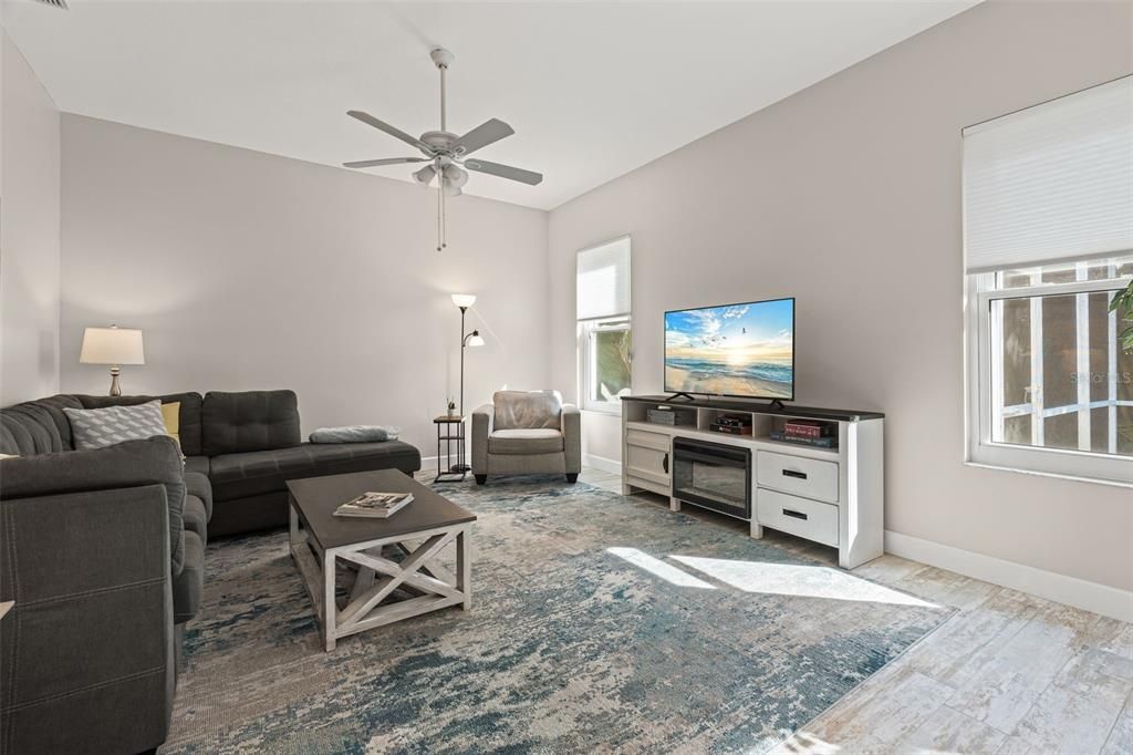 出租: $4,500 (4 贝兹, 3 浴室, 2728 平方英尺)