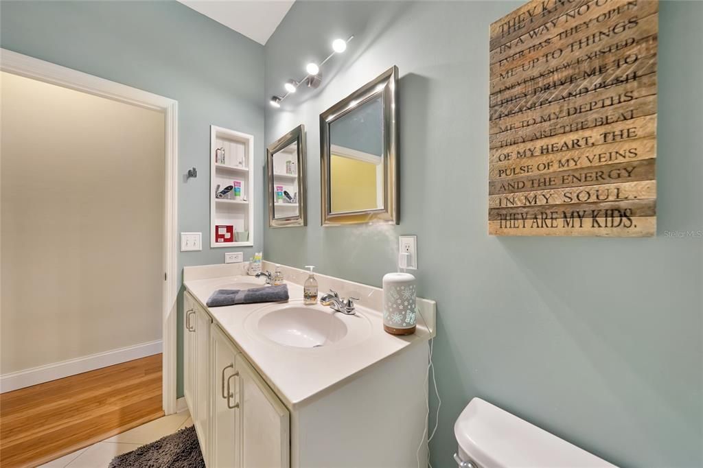 Activo con contrato: $240,000 (4 camas, 2 baños, 1950 Pies cuadrados)