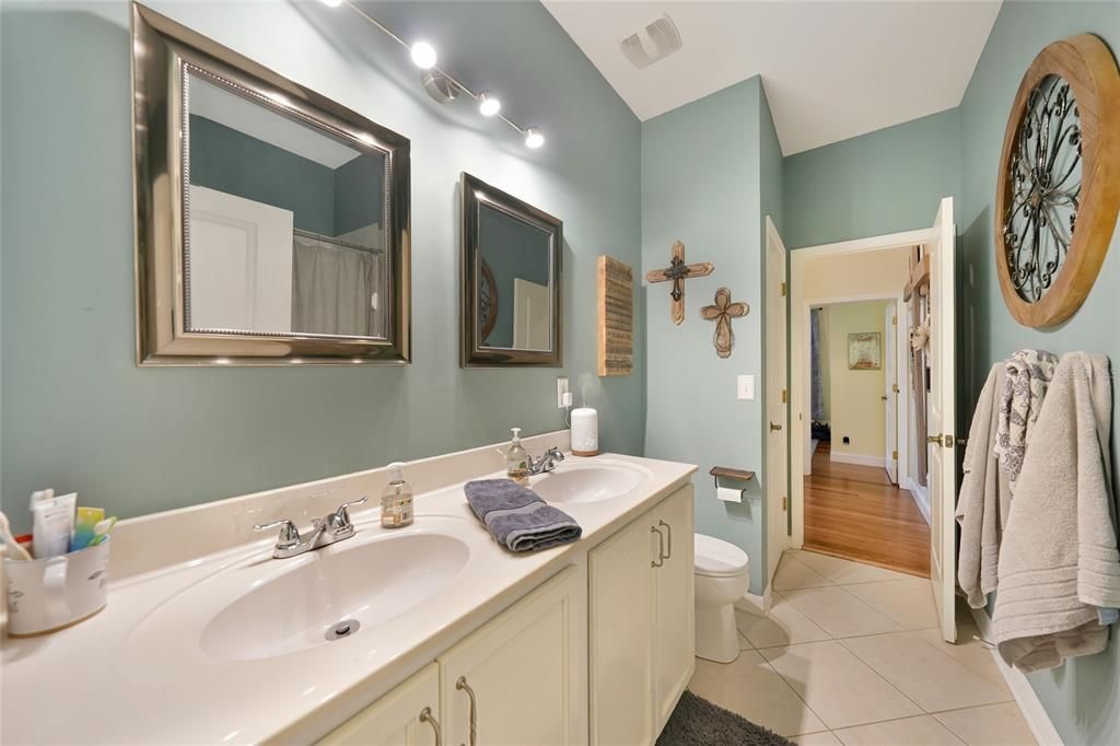 Activo con contrato: $240,000 (4 camas, 2 baños, 1950 Pies cuadrados)