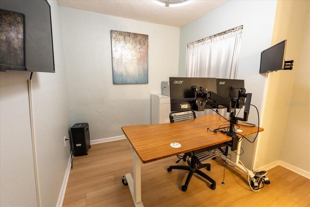 合同活跃: $389,900 (2 贝兹, 2 浴室, 1100 平方英尺)