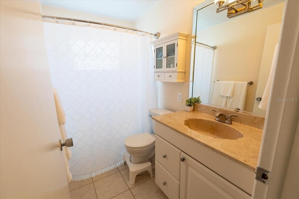 合同活跃: $389,900 (2 贝兹, 2 浴室, 1100 平方英尺)