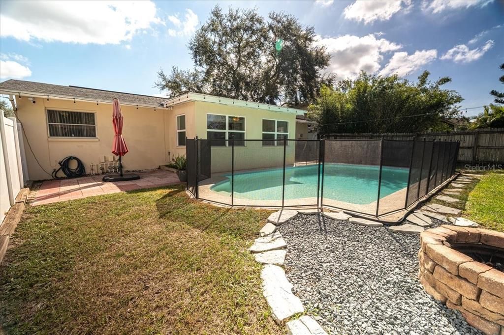 合同活跃: $389,900 (2 贝兹, 2 浴室, 1100 平方英尺)