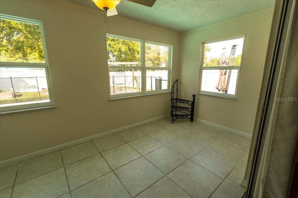 合同活跃: $389,900 (2 贝兹, 2 浴室, 1100 平方英尺)