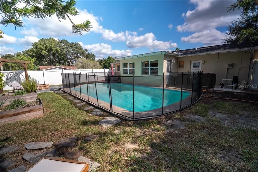 合同活跃: $389,900 (2 贝兹, 2 浴室, 1100 平方英尺)