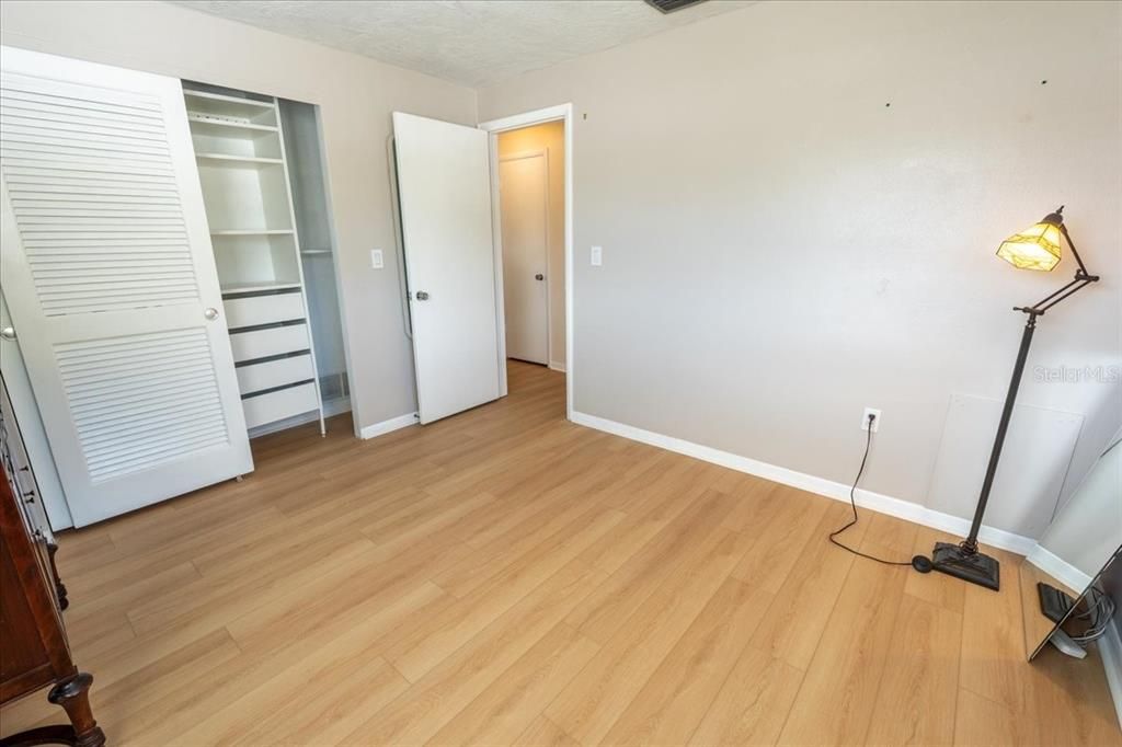 合同活跃: $389,900 (2 贝兹, 2 浴室, 1100 平方英尺)