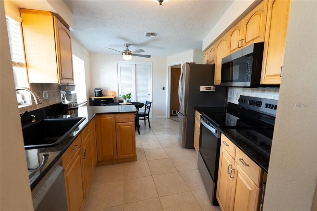 合同活跃: $389,900 (2 贝兹, 2 浴室, 1100 平方英尺)