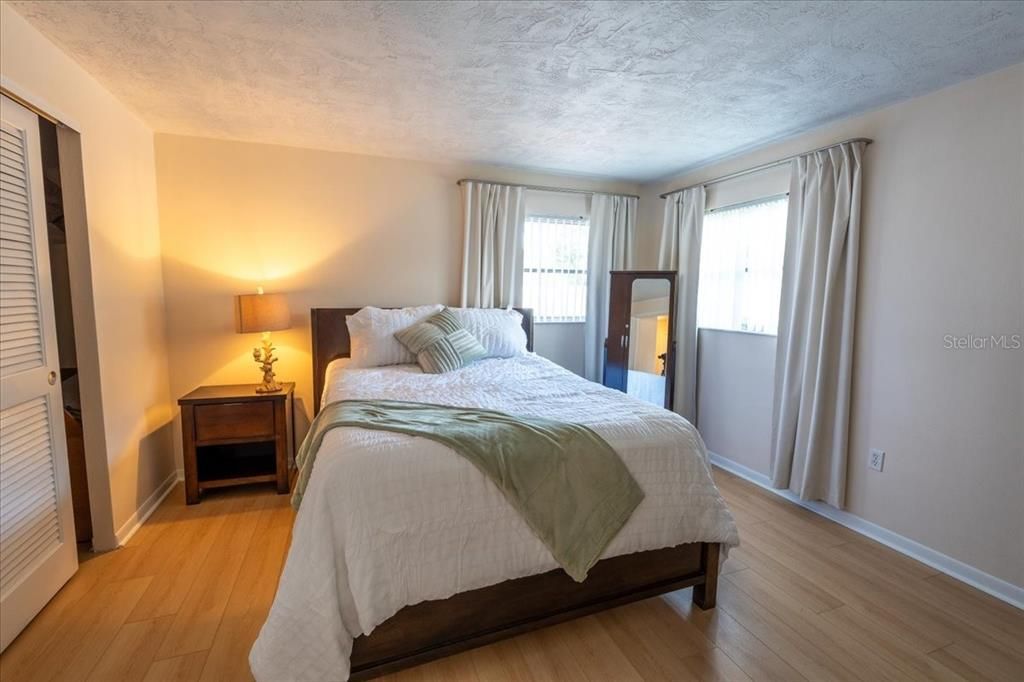 合同活跃: $389,900 (2 贝兹, 2 浴室, 1100 平方英尺)