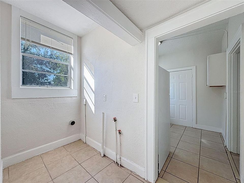 Active With Contract: $225,000 (3 beds, 1 baths, 1212 Square Feet)