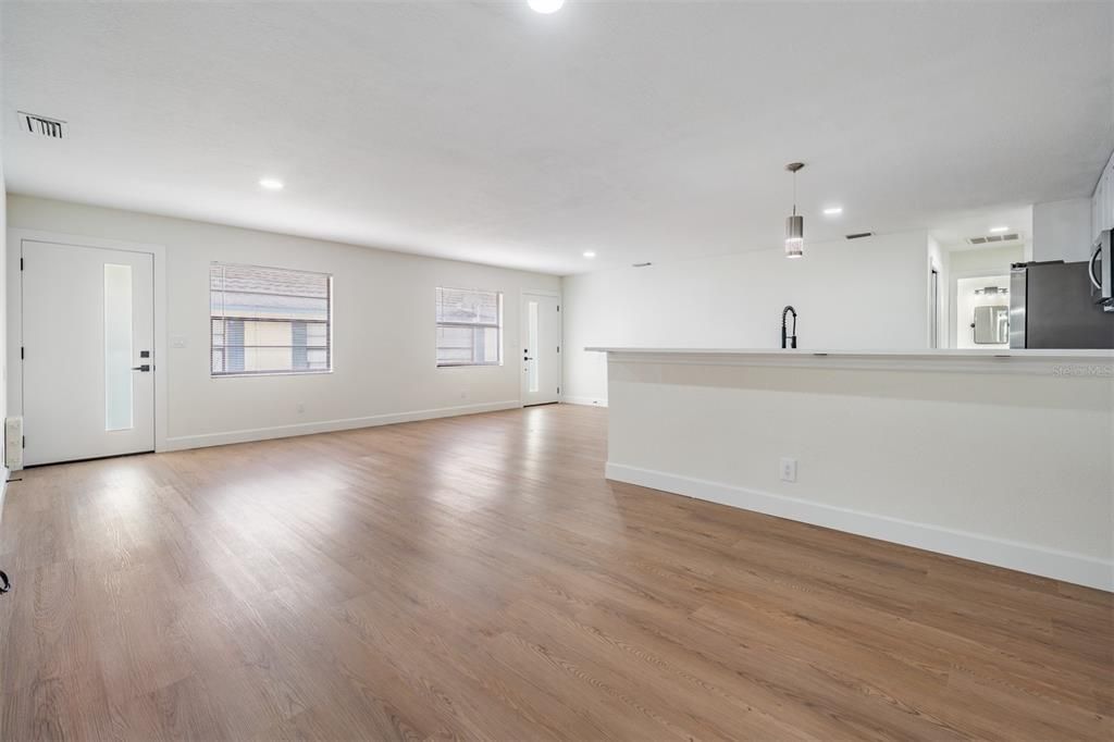 For Sale: $359,900 (4 beds, 2 baths, 1715 Square Feet)