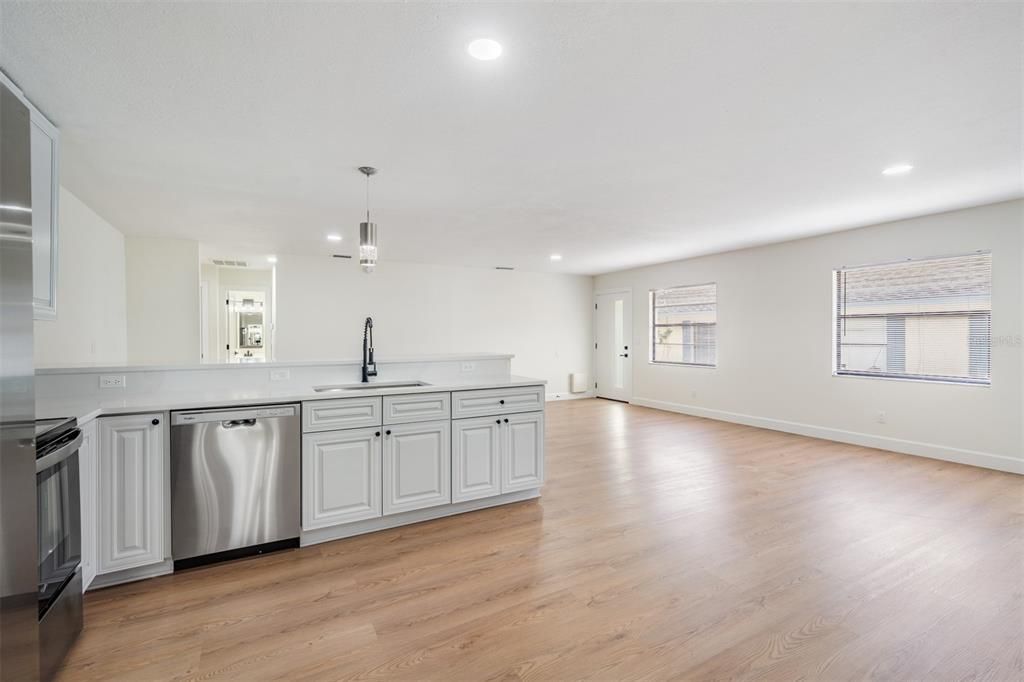 For Sale: $359,900 (4 beds, 2 baths, 1715 Square Feet)