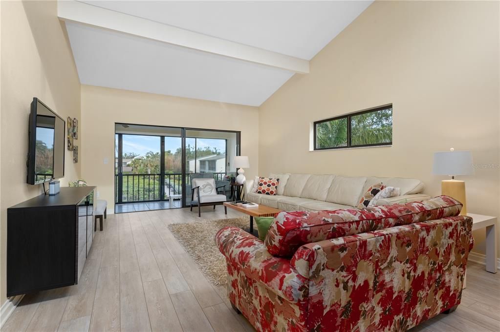 For Sale: $525,000 (2 beds, 2 baths, 1216 Square Feet)