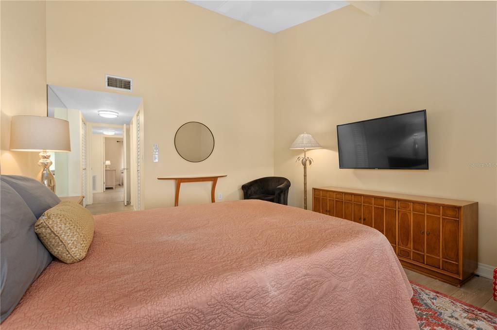 For Sale: $525,000 (2 beds, 2 baths, 1216 Square Feet)