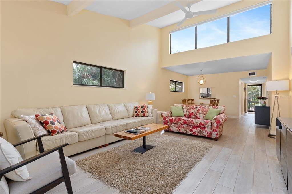 For Sale: $525,000 (2 beds, 2 baths, 1216 Square Feet)