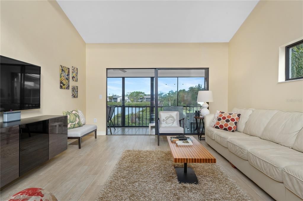 For Sale: $525,000 (2 beds, 2 baths, 1216 Square Feet)