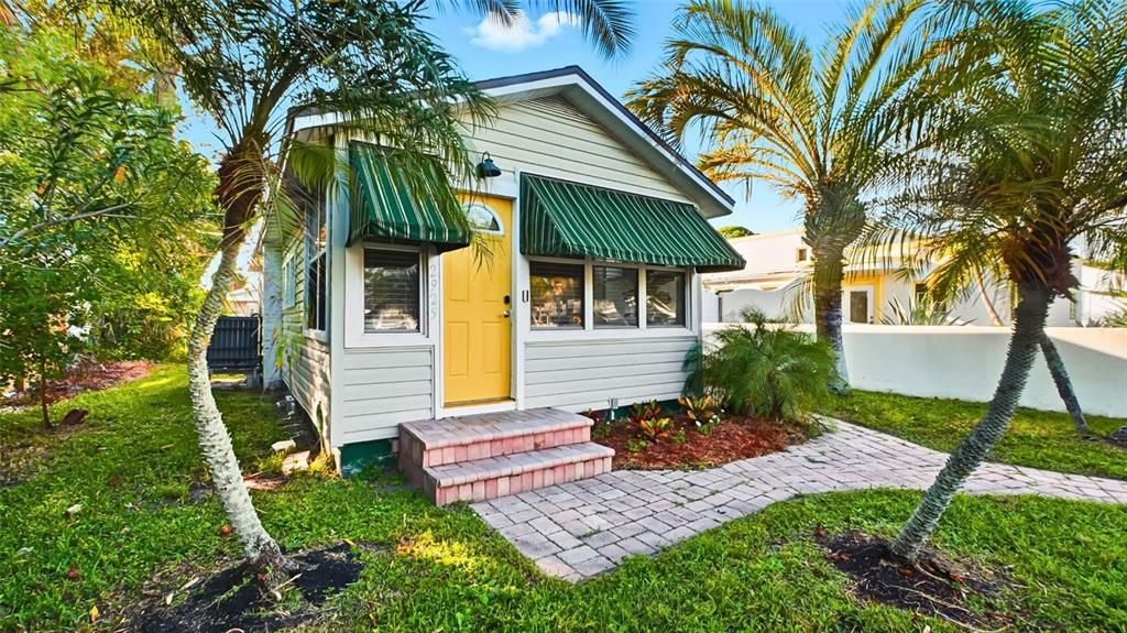 Active With Contract: $385,000 (2 beds, 2 baths, 1030 Square Feet)