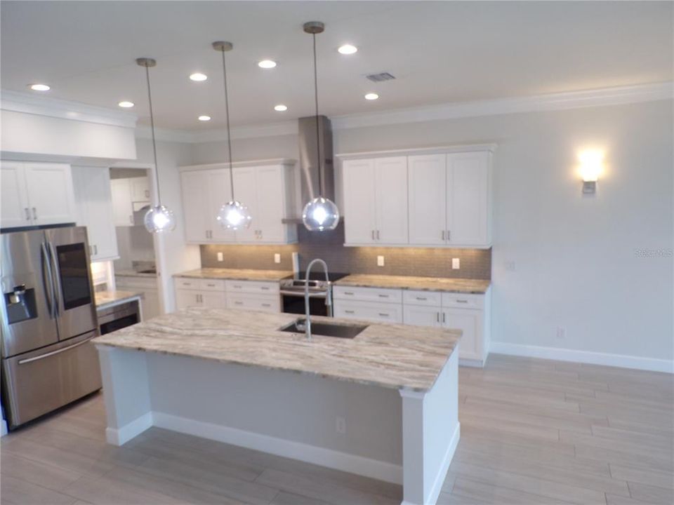 For Rent: $2,400 (3 beds, 3 baths, 1896 Square Feet)