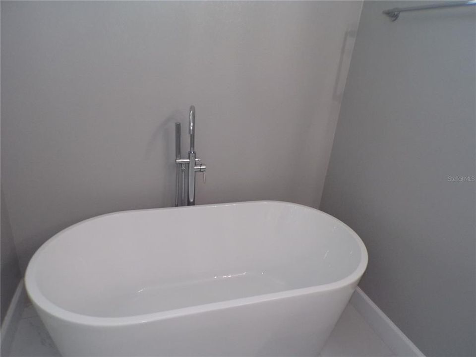 For Rent: $2,400 (3 beds, 3 baths, 1896 Square Feet)