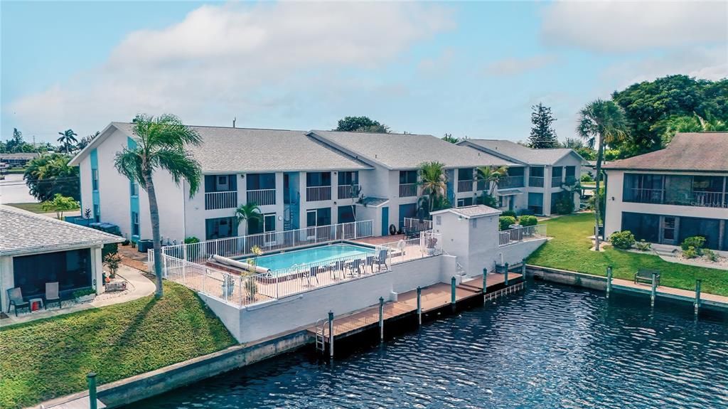 Active With Contract: $169,900 (2 beds, 2 baths, 1111 Square Feet)