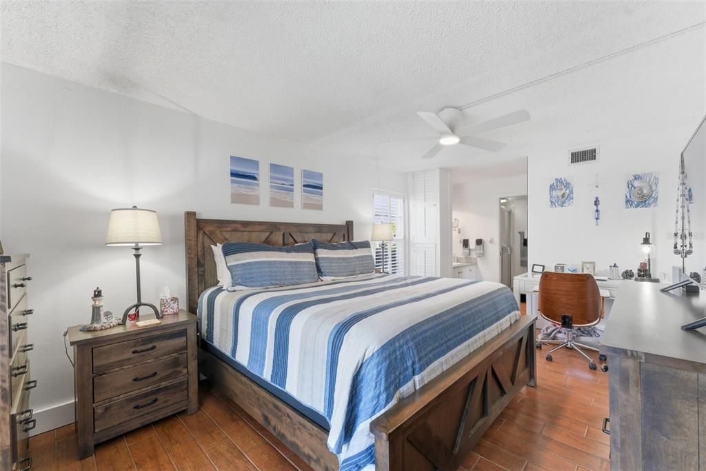 Active With Contract: $169,900 (2 beds, 2 baths, 1111 Square Feet)