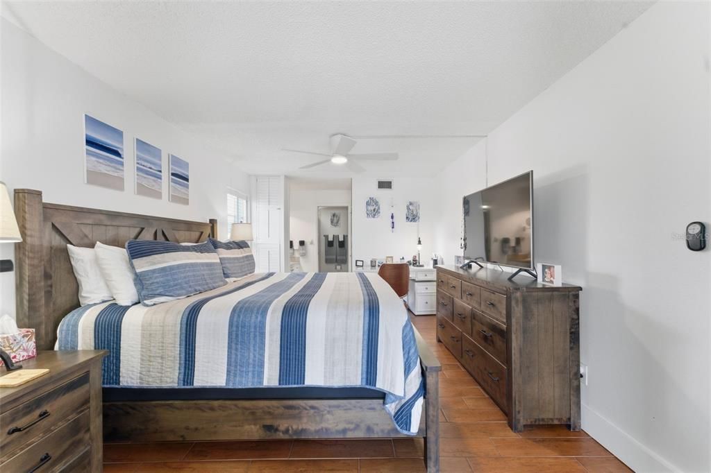 Active With Contract: $169,900 (2 beds, 2 baths, 1111 Square Feet)