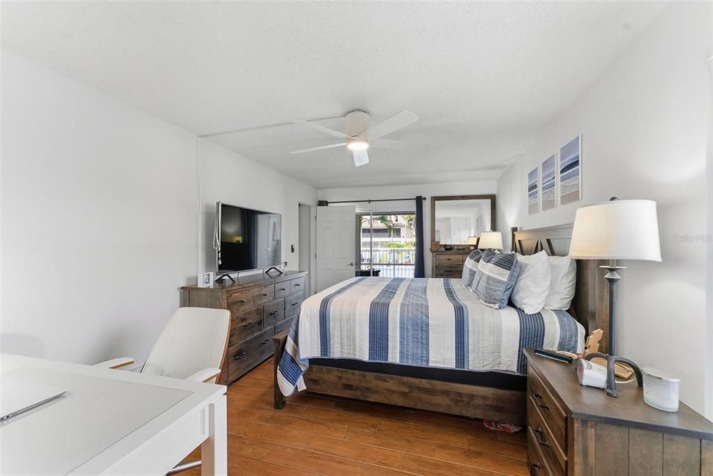 Active With Contract: $169,900 (2 beds, 2 baths, 1111 Square Feet)