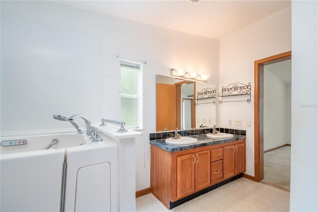 待售: $995,000 (3 贝兹, 2 浴室, 2094 平方英尺)