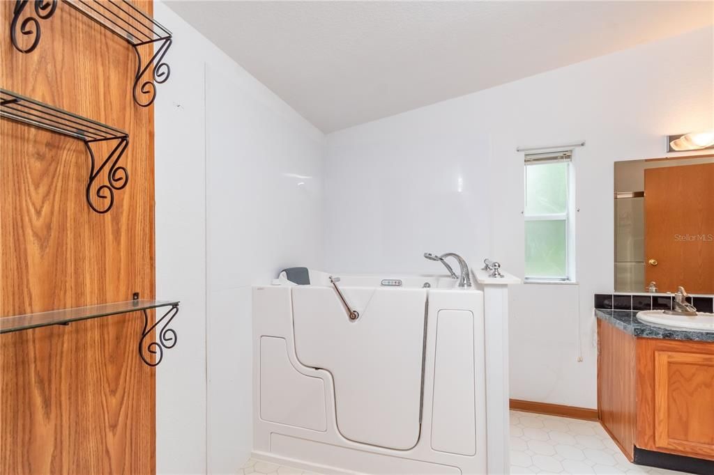 待售: $995,000 (3 贝兹, 2 浴室, 2094 平方英尺)