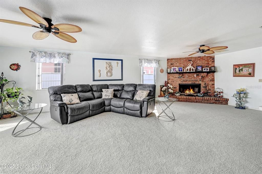 En Venta: $1,000,000 (4 camas, 2 baños, 2900 Pies cuadrados)