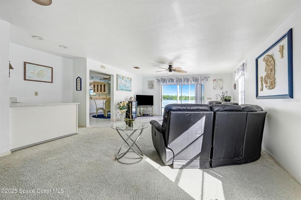 En Venta: $1,000,000 (4 camas, 2 baños, 2900 Pies cuadrados)