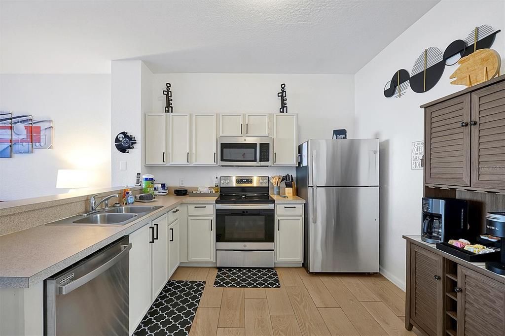 Active With Contract: $412,900 (3 beds, 3 baths, 1440 Square Feet)