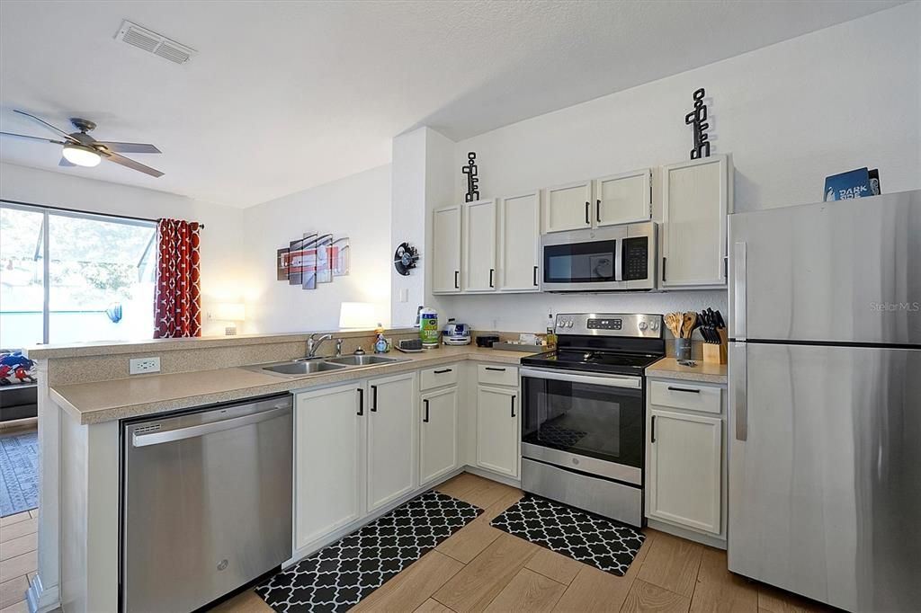 Active With Contract: $412,900 (3 beds, 3 baths, 1440 Square Feet)