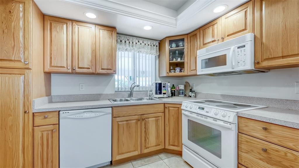 For Sale: $279,900 (2 beds, 2 baths, 1312 Square Feet)