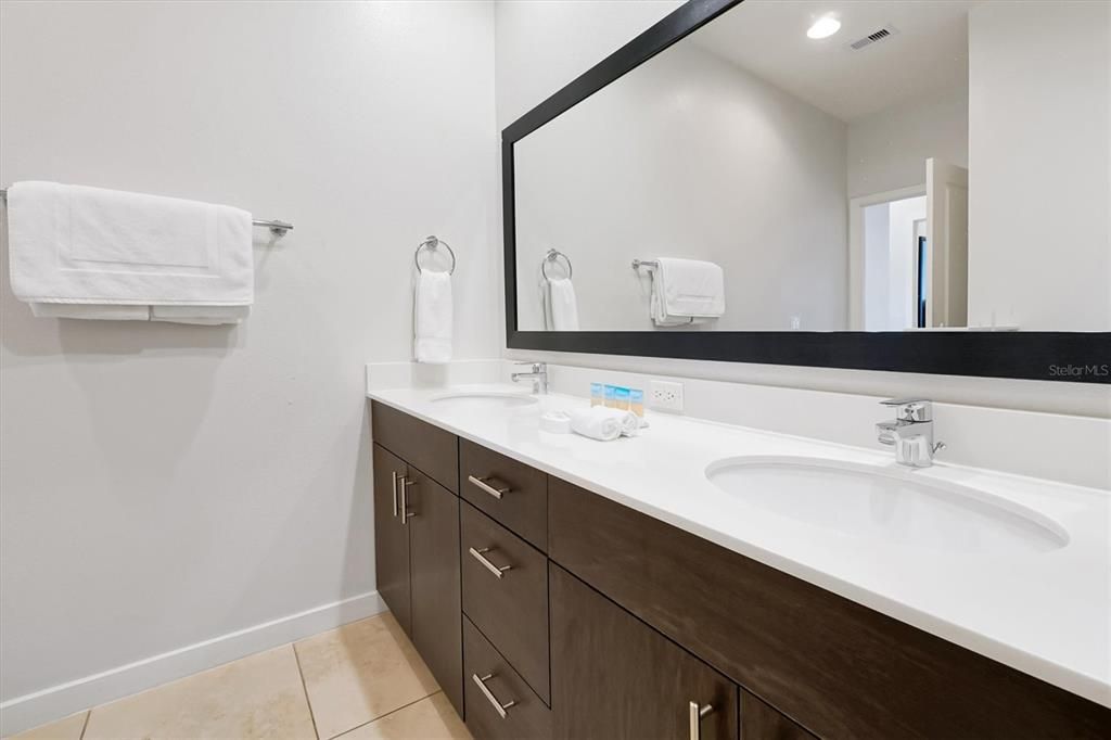 待售: $329,000 (2 贝兹, 2 浴室, 1350 平方英尺)