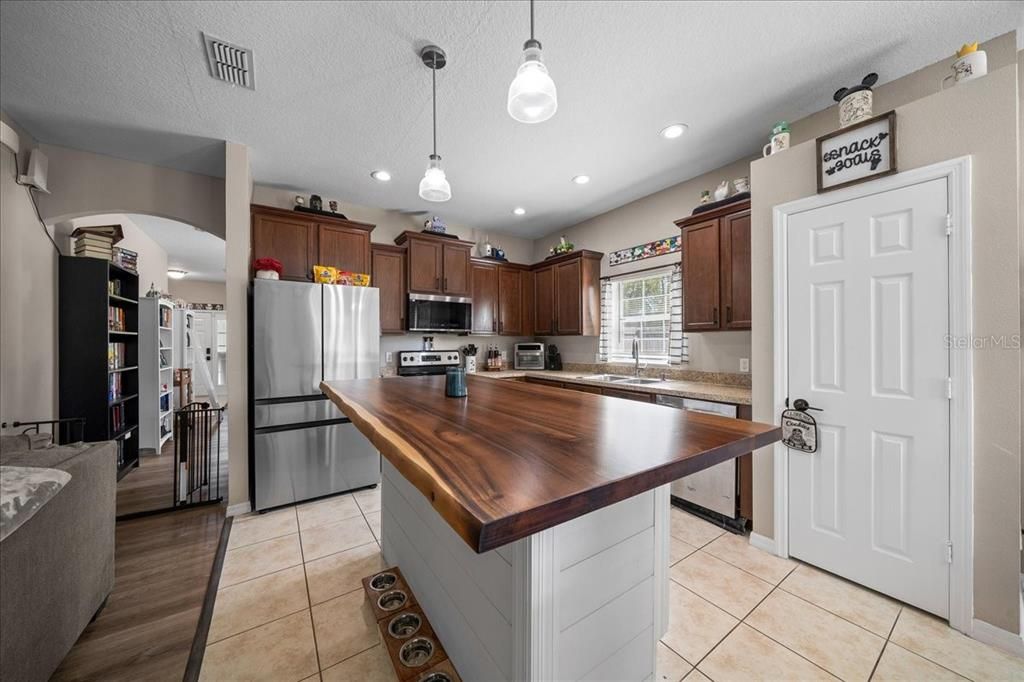 На продажу: $279,000 (3 спален, 2 ванн, 1802 Квадратных фут)