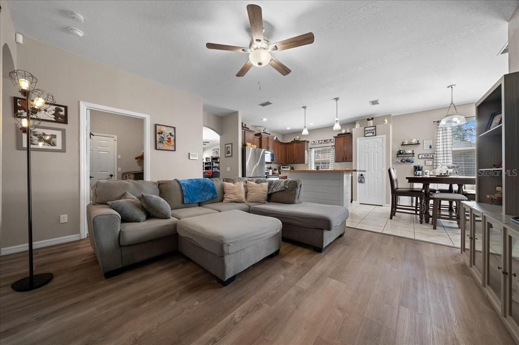 На продажу: $279,000 (3 спален, 2 ванн, 1802 Квадратных фут)