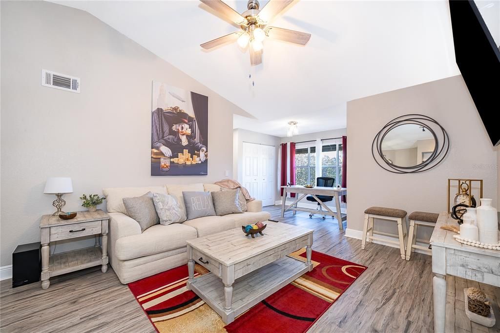 For Sale: $189,900 (2 beds, 2 baths, 988 Square Feet)