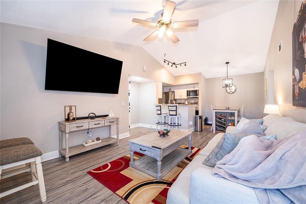 For Sale: $189,900 (2 beds, 2 baths, 988 Square Feet)