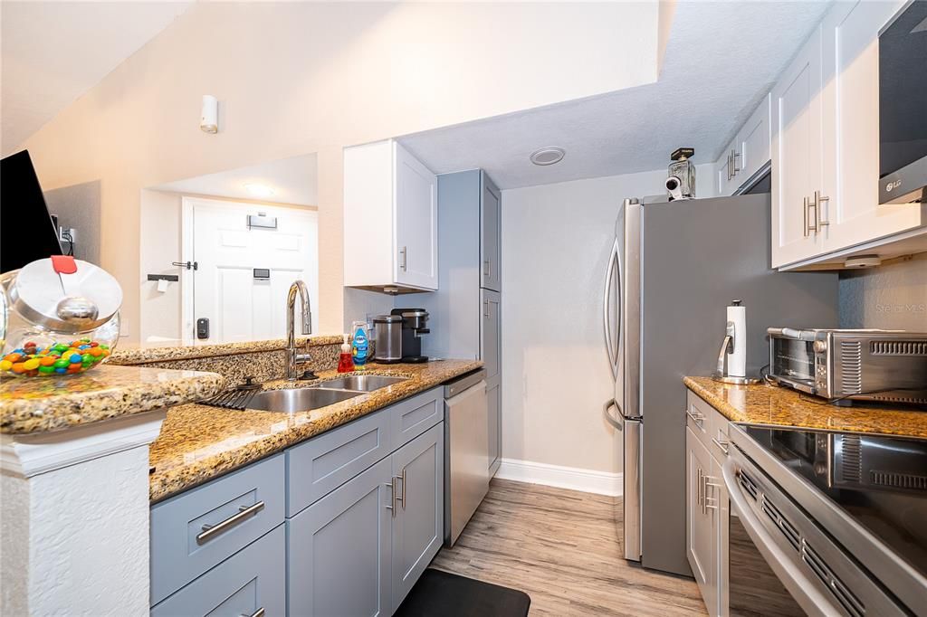 For Sale: $189,900 (2 beds, 2 baths, 988 Square Feet)