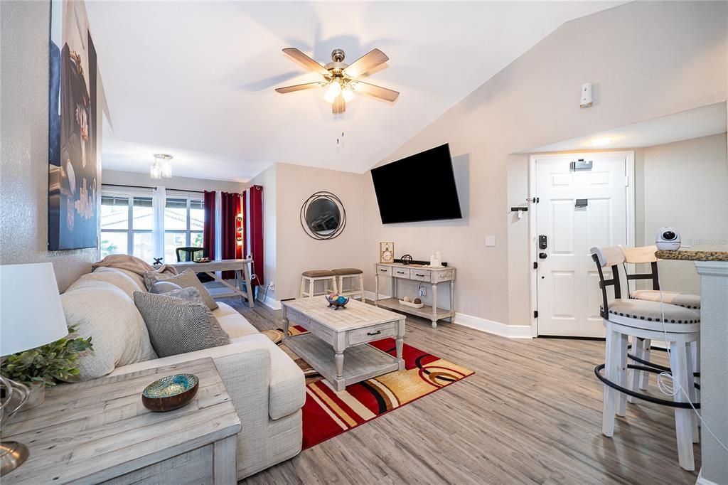 For Sale: $189,900 (2 beds, 2 baths, 988 Square Feet)