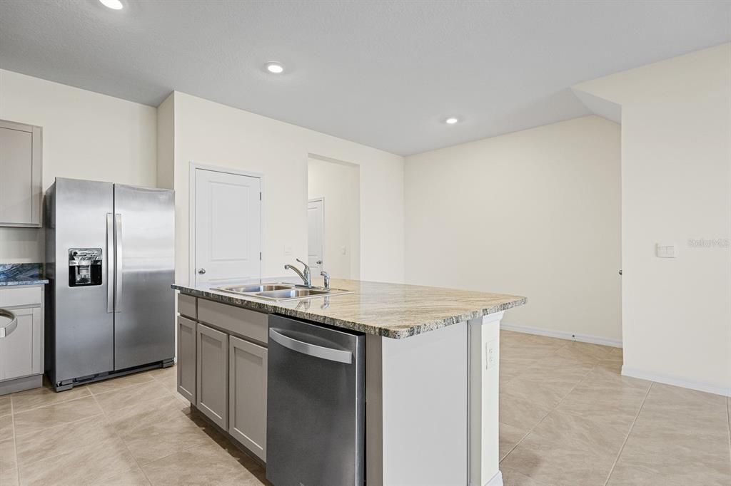 出租: $2,000 (3 贝兹, 2 浴室, 1707 平方英尺)