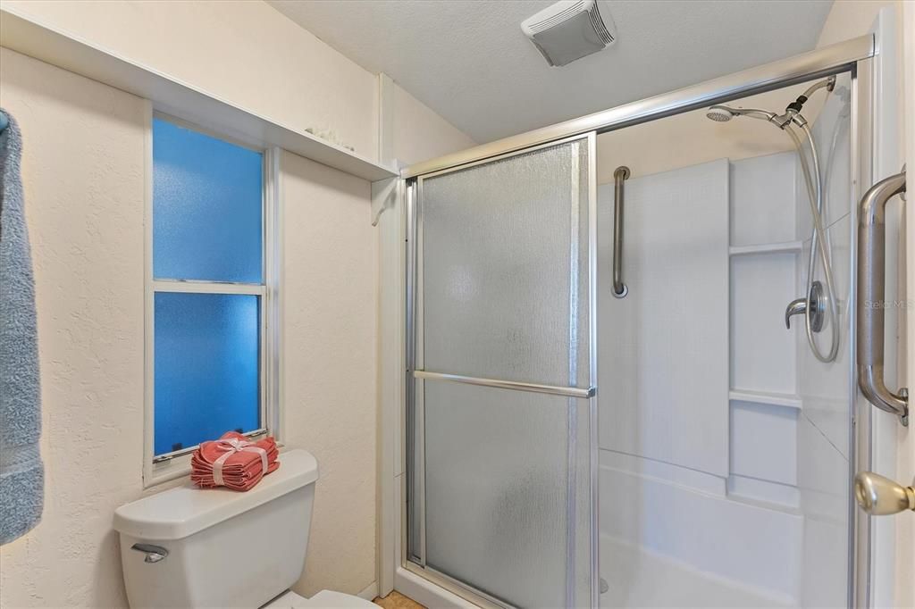 合同活跃: $185,000 (2 贝兹, 2 浴室, 1144 平方英尺)