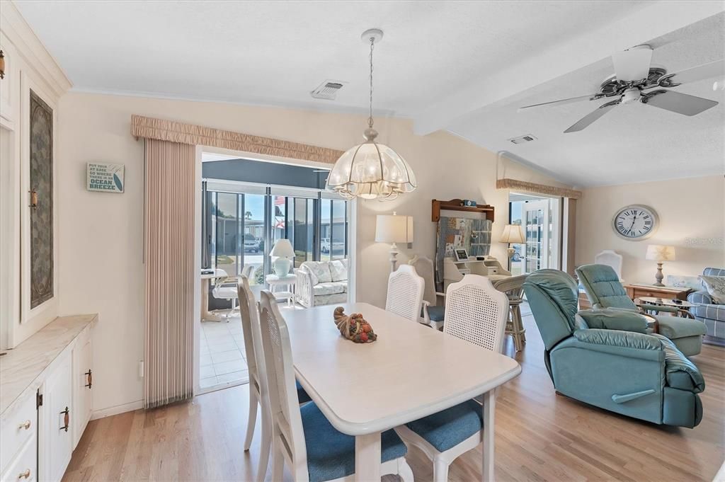 合同活跃: $185,000 (2 贝兹, 2 浴室, 1144 平方英尺)