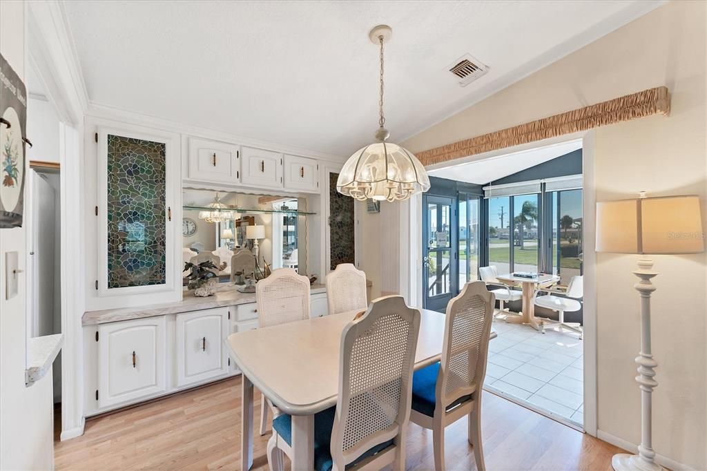 合同活跃: $185,000 (2 贝兹, 2 浴室, 1144 平方英尺)