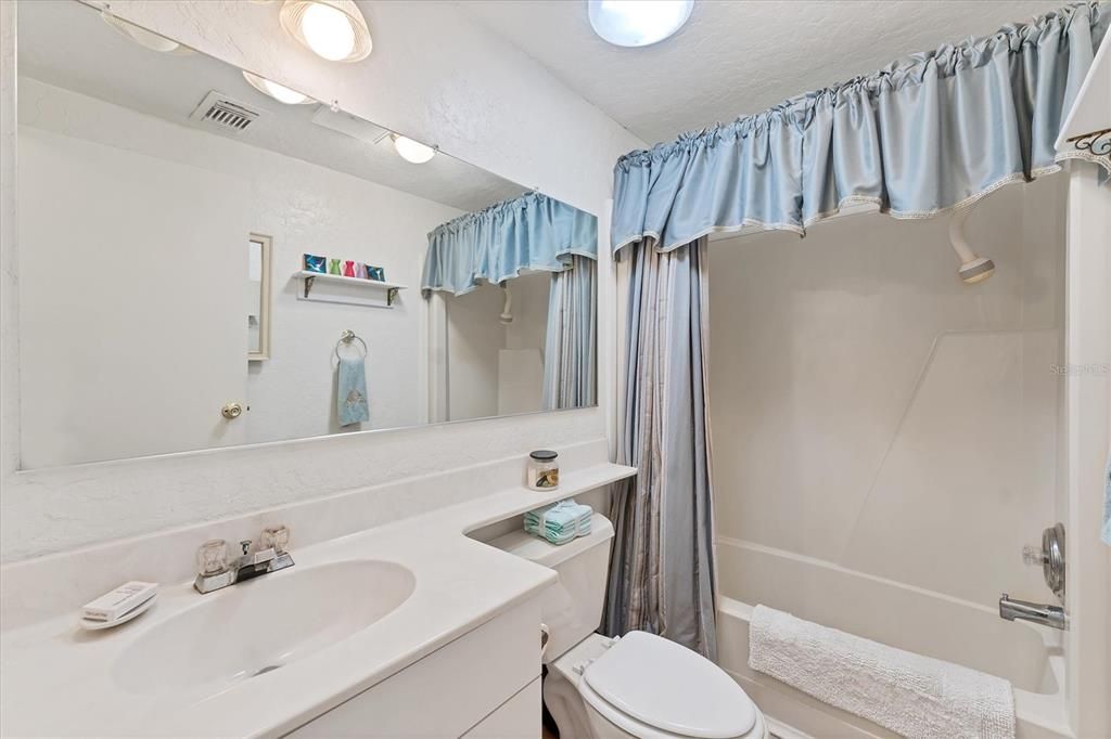 合同活跃: $185,000 (2 贝兹, 2 浴室, 1144 平方英尺)