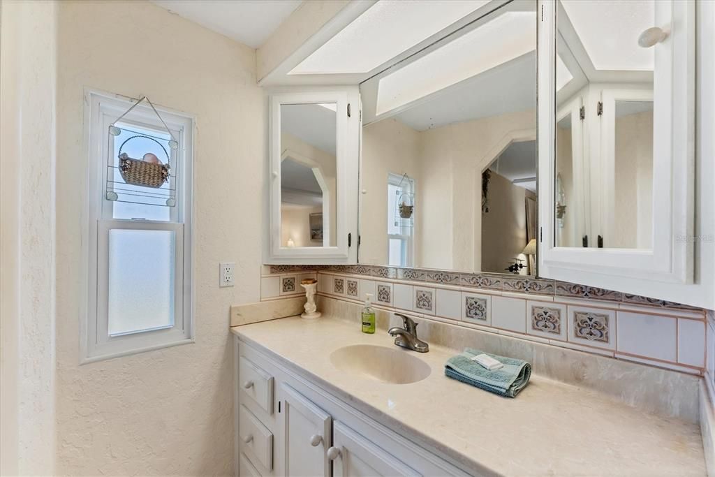 合同活跃: $185,000 (2 贝兹, 2 浴室, 1144 平方英尺)