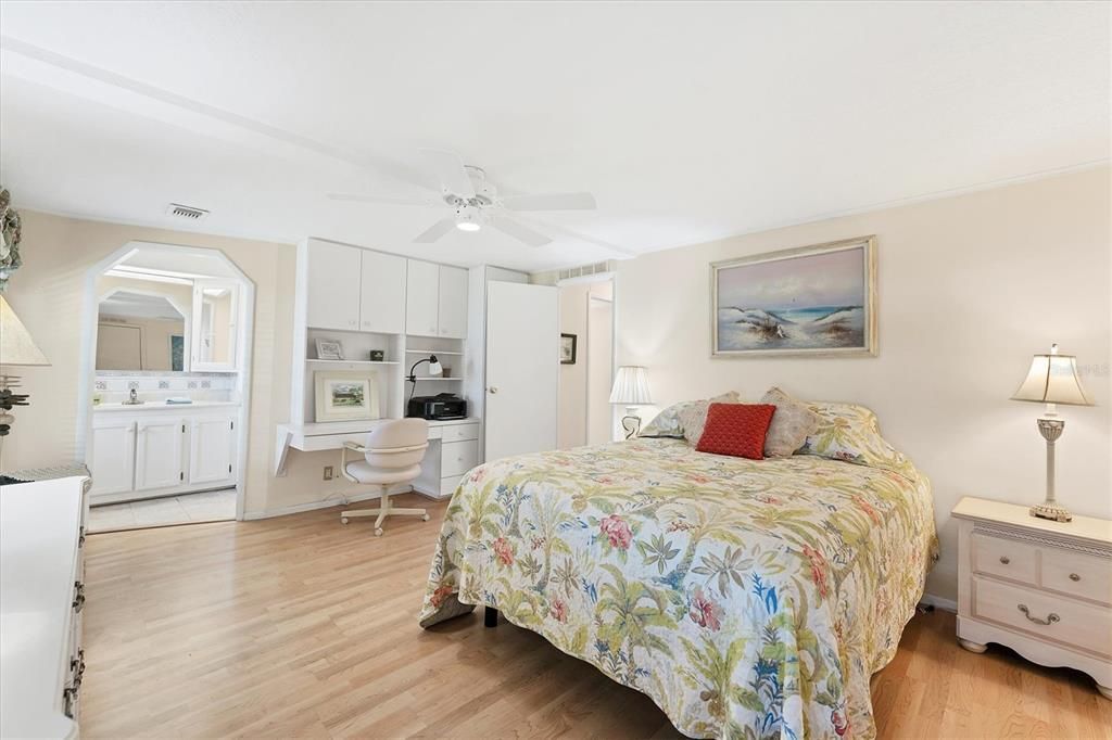 合同活跃: $185,000 (2 贝兹, 2 浴室, 1144 平方英尺)