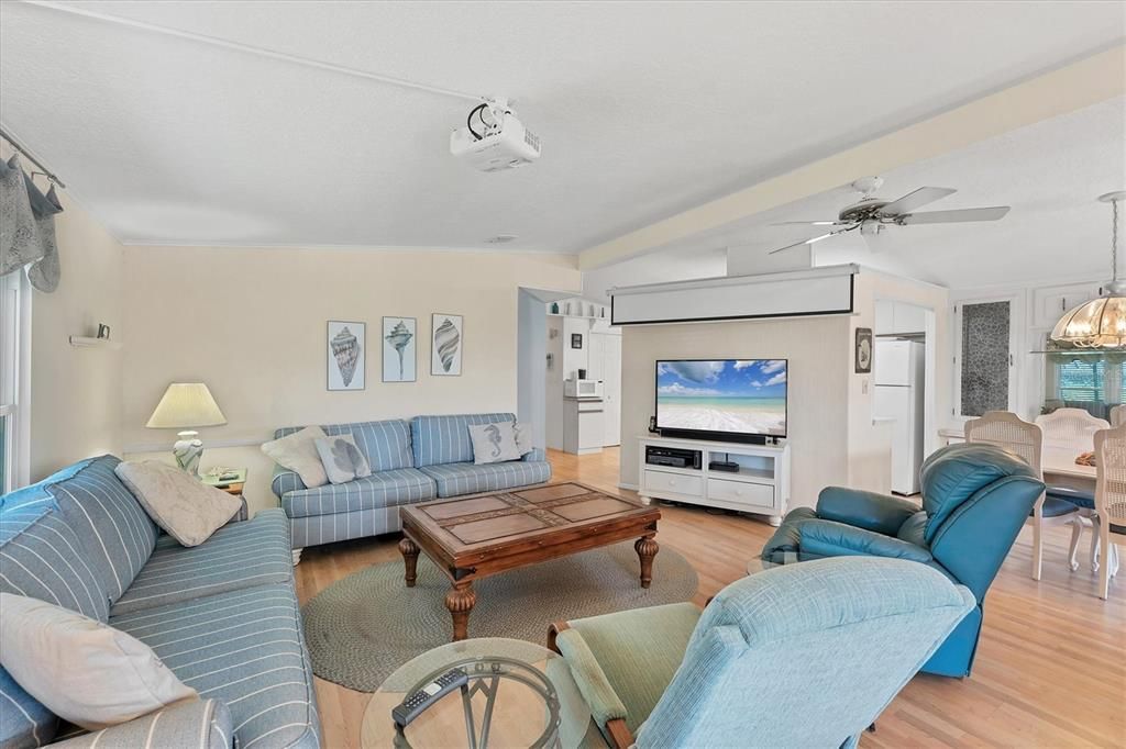 合同活跃: $185,000 (2 贝兹, 2 浴室, 1144 平方英尺)