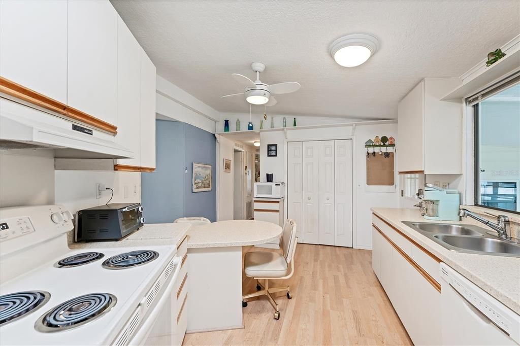 合同活跃: $185,000 (2 贝兹, 2 浴室, 1144 平方英尺)